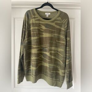 🫡 Soft Women’s Green Camouflage Sweatshirt 💚